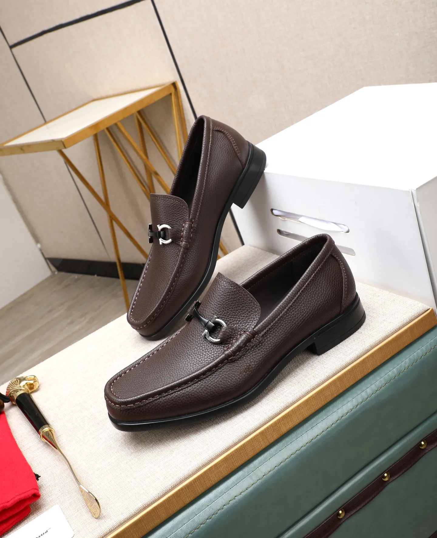 Men's clothing and shoes 💰700📛📛High-end goods! Salvatore Ferragamo is the world's top luxury footwear brand. It comes from Italy, the kingdom of fashion. It is famous all over the world for its traditional handmade design and novel styles... 🚶🏻🚶🏻 Top-quality suit shoes are sold simultaneously at the counter. This style is purely handmade. The fabric is imported Italian calfskin➕soft water-dyed cowhide lining. Specially available with original deep rubber outsole🌀🌀Size: 38➖44
